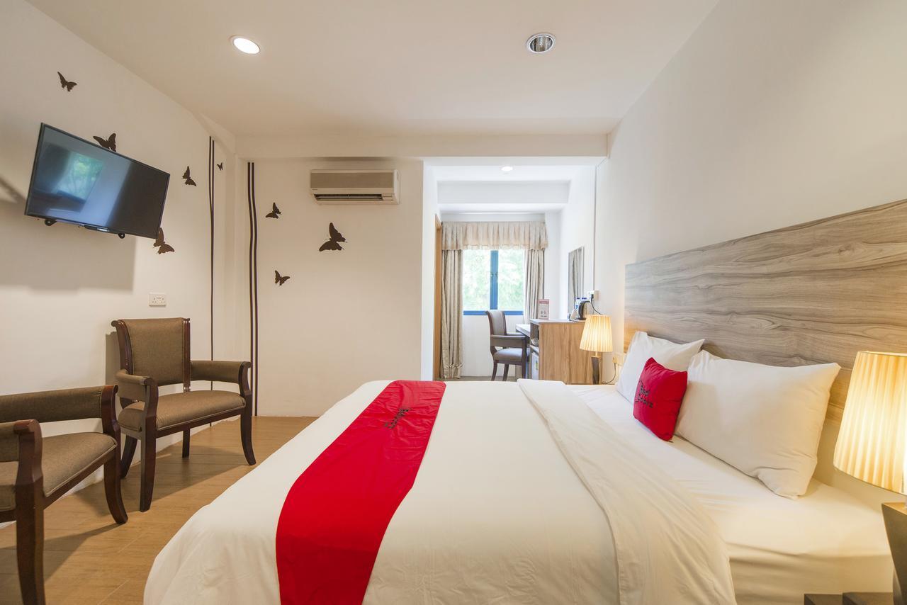 Khách sạn Reddoorz Plus @ Victoria Street 3*